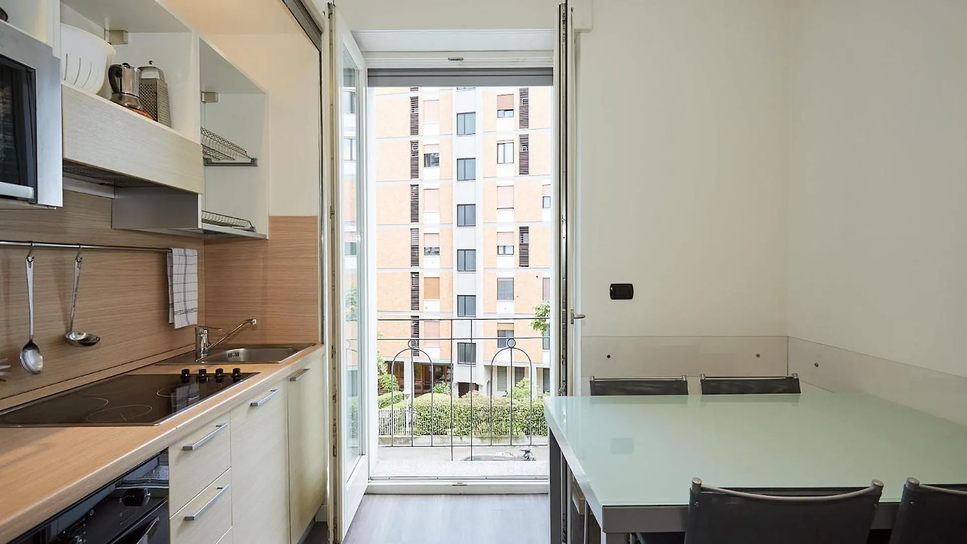 Pier Capponi Studios Milano 0*,  Italia